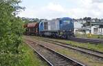 Am 17.05. 2025 wartete die MaK D2000 BB (1037) mit einem Schotterzug im Bahnhof Arnsberg   (Gleis 1) auf den Einsatz im Bauzugdienst.